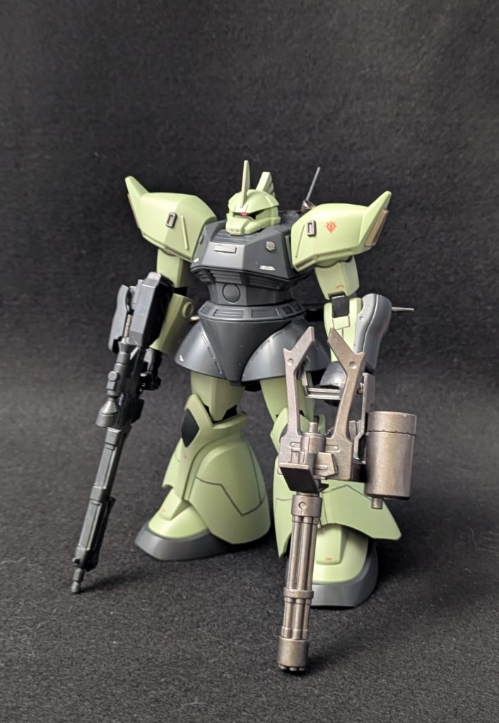 肩アーマー、バックパック、ライフルはゲルググJのものに換装されている