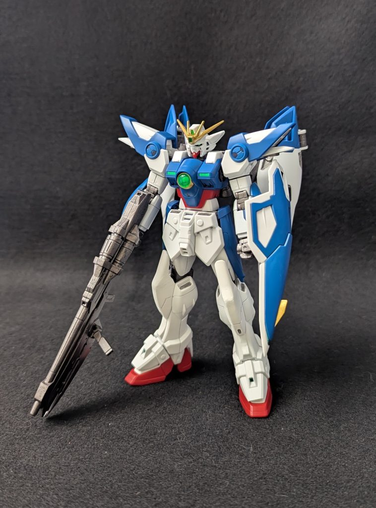 メイン武装は上部がバスターライフル、下部がビームライフルになっているマルチバスターライフル