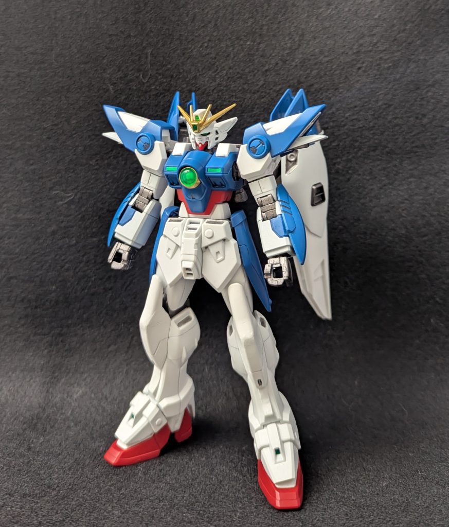 個人的な好みとしてはウイングゼロのデザインはTV版とEW版それぞれ長所と短所があるので両方の良いとこどりして自分の理想のウイングゼロを作ってみたいとかなり前から思っていました大まかにはTV版の翼、EW版の各部のスマートさと配色といった感じですね、バスターライフルとシールドは無印ウイングのほうが好みなのでそっちから拝借しましたなお名前のリゼロは同名のアニメから頂きましたが僕はリゼロのアニメを見たことがありません(笑)ガンダムW30周年でRGウイングゼロ、EGウイングが連続で発売されたいいタイミングで完成させられて良かった!使用パーツ全部HGですが(笑)