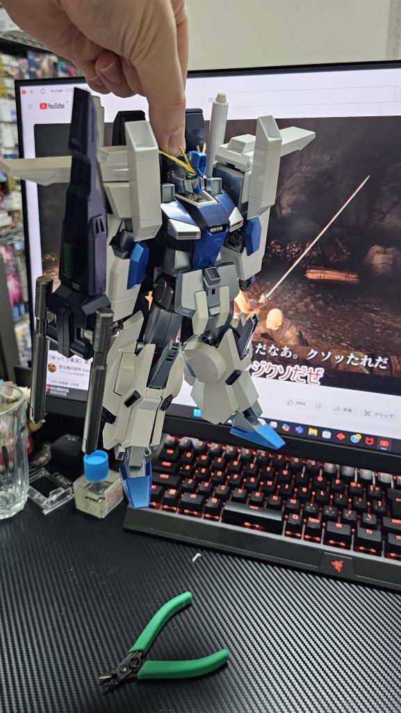 持ち方はこうですwでないとどこかしらポロリします。特に胸部はほとんど股間の穴一つで支えてるに近いです。胴もコアブロックのせいで上半身と下半身に外れます。足も外に開こうものならサイドアーマーが取れます。肩も縦棒が簡単に取れます。バックパックも固定されてるようで本体が激重なので耐えませんw中々に持ち方に困る子です。でもそこ込みで好きなんですけどねw