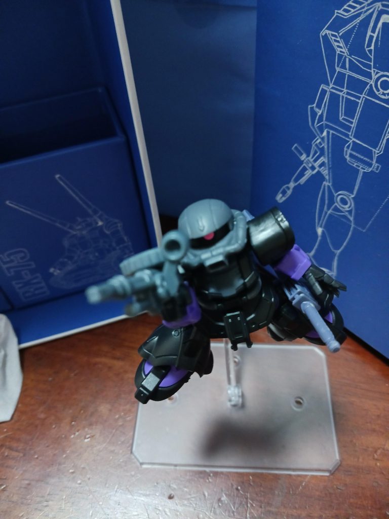 ザクマシンガンこのデザイン、ガンダムシリーズの中でも飛び抜けてカッコいいですよねー!この小ささでこの再現度はすごい!
