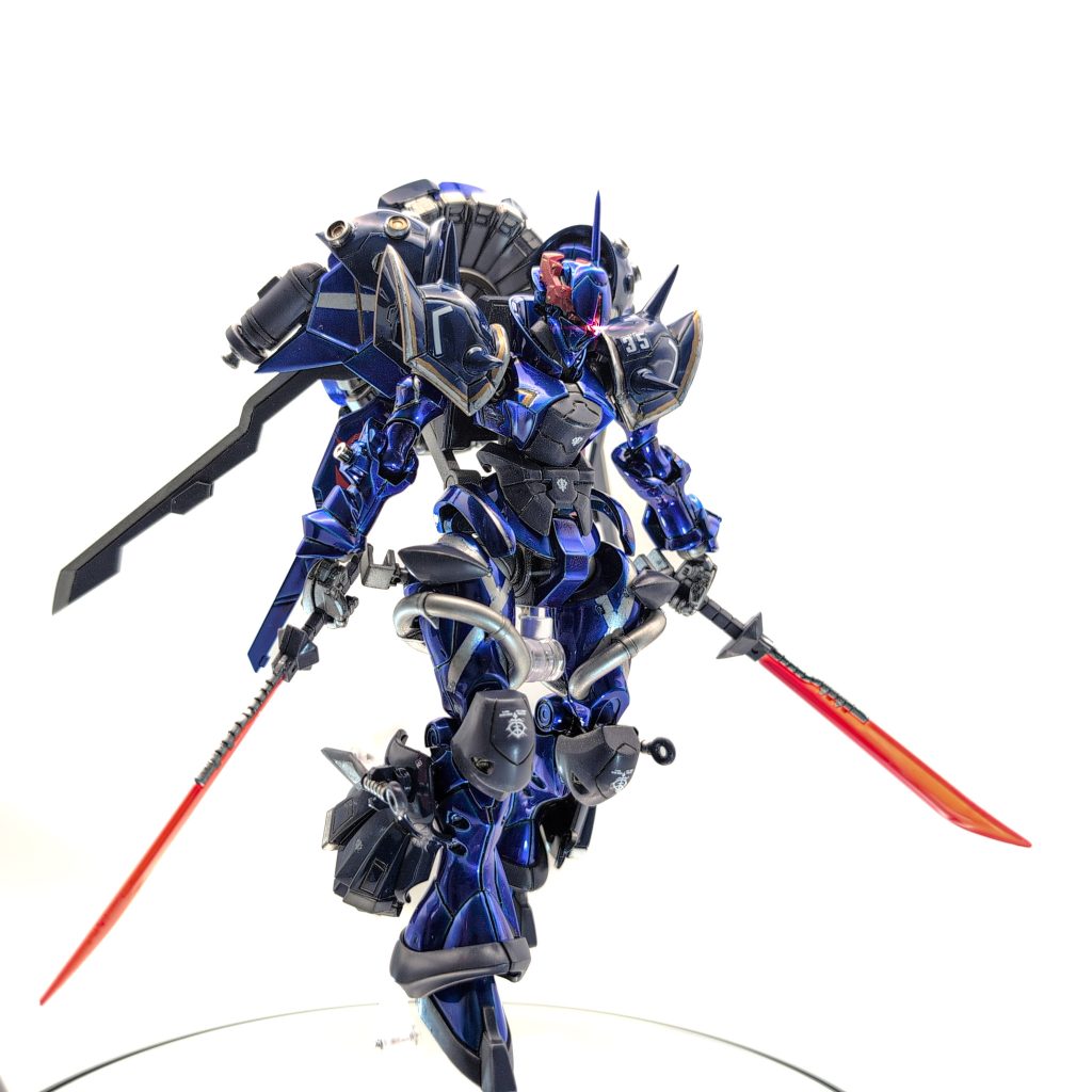 二刀を構えて戦場に降り立つイメージで1枚。組み立てる時に気づいて諦めたのが膝のジオンマークが上下反対になっているのが失敗したなと思いました笑☺️モノアイ発光は編集入れてます!