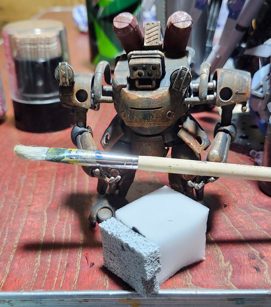 　　汚しに最適解な道具俺が普段使っている工具一覧・タミヤの平筆・繊維の細かい隙間テープ(ホームセンターで購入可能)・安いメラミンスポンジ主に剥げた質感は表現する際はメラミンスポンジに隙間テープを接着したものを使っている筆はオイル垂れなどのウォッシングに使用