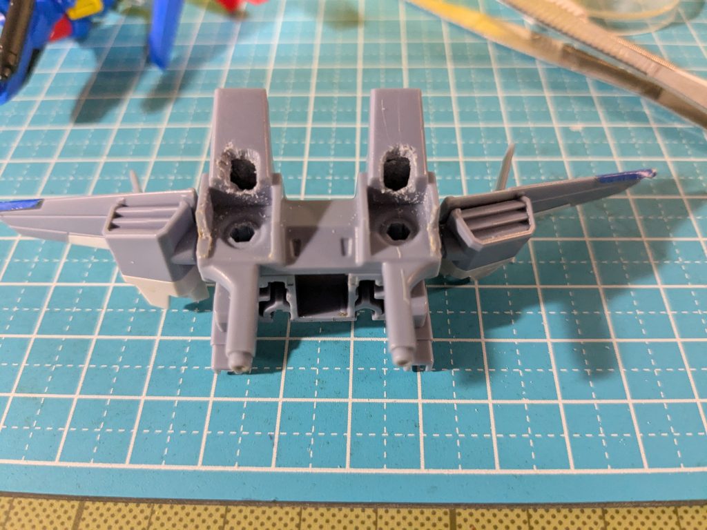 レールガンの可動域を広げるため削ってます