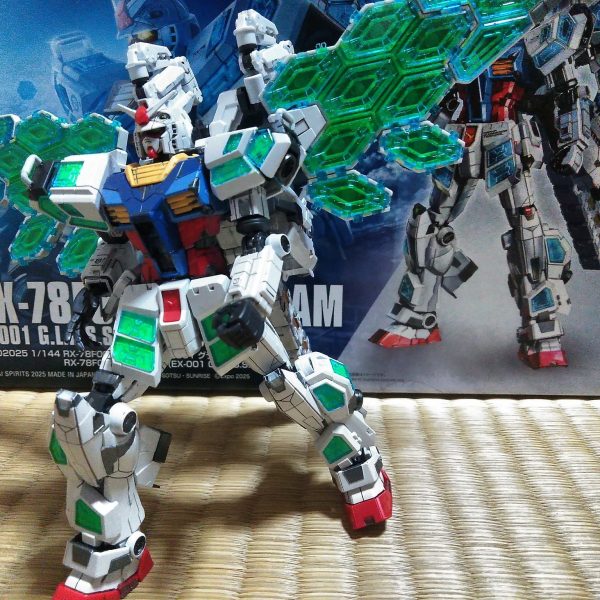 初めてのガンプラにRX-78F00/Eを組み始めました。大阪万博の立像状態はパビリオンの動画で視聴者を守る為に戦って破損した後とのことで、その立像の完全修復後をイメージして作ってるので、塗装は立像準拠にしていますがガンダム自体が初心者なので白は1色だけです😅（3枚目）