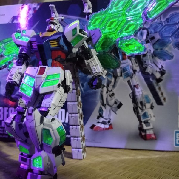 初めてのガンプラにRX-78F00/Eを組み始めました。大阪万博の立像状態はパビリオンの動画で視聴者を守る為に戦って破損した後とのことで、その立像の完全修復後をイメージして作ってるので、塗装は立像準拠にしていますがガンダム自体が初心者なので白は1色だけです😅（4枚目）
