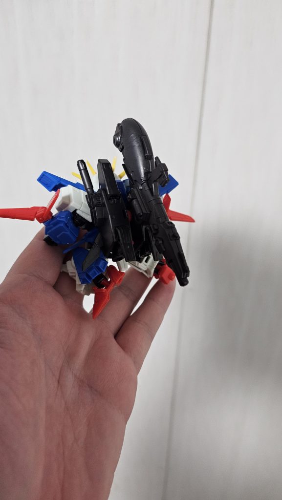 ビームライフル構え中はカノンは後ろに。ここはガンブレみたいですね。