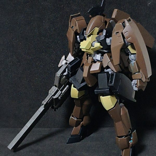 最近お手付きばかり増やしてます。鉄血最終回のイオクの乗機はノーマルグレイズでしたが、同格のカルタやマクギリスがリッターを所有しているのにイオクが所有していないのはやや不自然。他の一般隊員がカスタム機であるグレイズシルトなのに指揮権が剥奪されてこそいるものの、セブンスターズの一角の当主がノーマルグレイズなのも不自然であり、ということは、あれは死に装束として色だけはお情けで専用機に変えられてはいるものの、急遽用意されて懲罰的に乗せられたものあって、クジャン家が保有する本来のイオク専用のグレイズリッターが存在するとのではないかとの妄想のもと、最終回のイオクグレイズとリッターの配色パターンの折衷で配色。まだこれから差し色入れやらカメラとか細部の塗り分けがあるので、その時に透けやら隠れなかった塗り残しとかそこらへん修正します。(2枚目)