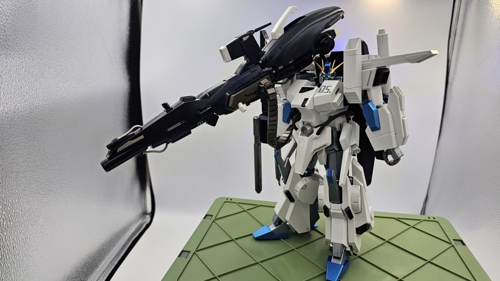 全体。ここまで引かないと全体が入らないw青い部分はMr.カラーGXのメタリックブルーで塗装してます。白部分はクリアシルバーにて塗装。ポージングは今回はあえて撮りませんw可動域も強度も無いので何かしら取れますww