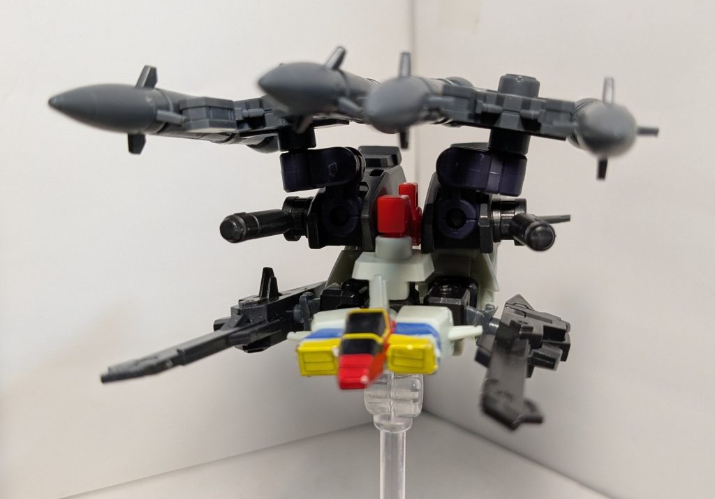 30MMのミサイルユニットとゲルググメナースのキャノンをジョイントパーツを使って、攻撃力を追加してます