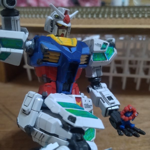初めてのガンプラにRX-78F00/Eを組み始めました。大阪万博の立像状態はパビリオンの動画で視聴者を守る為に戦って破損した後とのことで、その立像の完全修復後をイメージして作ってるので、塗装は立像準拠にしていますがガンダム自体が初心者なので白は1色だけです😅（2枚目）