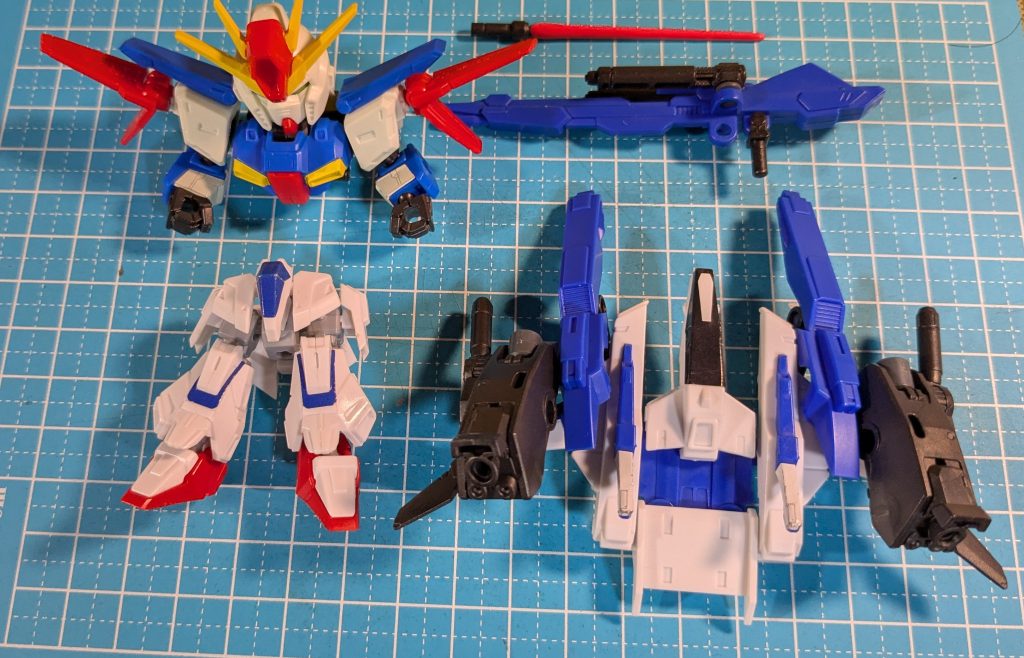 上半身にZZ、下半身にZ、GディフェンサーにZZのバックパックを付けています。ZZのゴツゴツした印象をスッキリするため、ウイングシールドを肩に付け、Zの下半身でスリムな印象にしています。