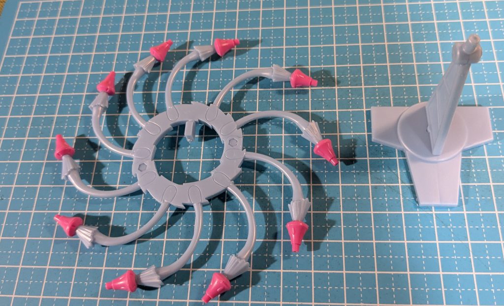 セット内容はこちら　台座が付くのがポイントです。デフォルトだとファンネルはキュベレイの腰パーツにしか付けることは出来ません。