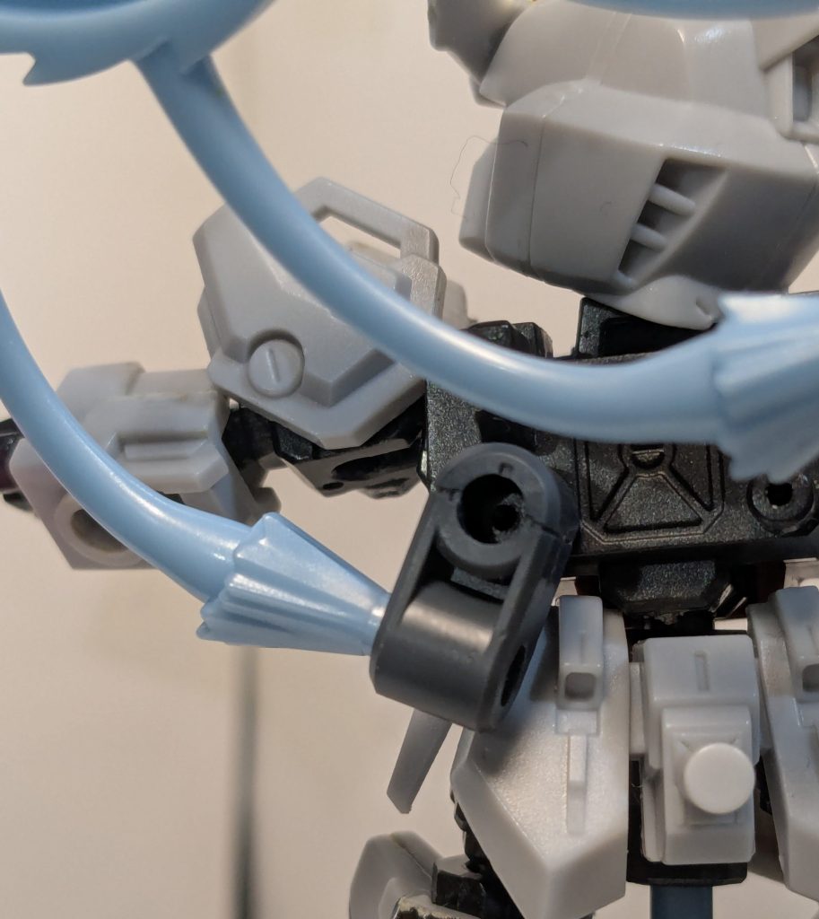 ファンネルを一つ外し、背中のバックパック用の取り付け穴に、30msのジョイントパーツ使って取り付けてます。