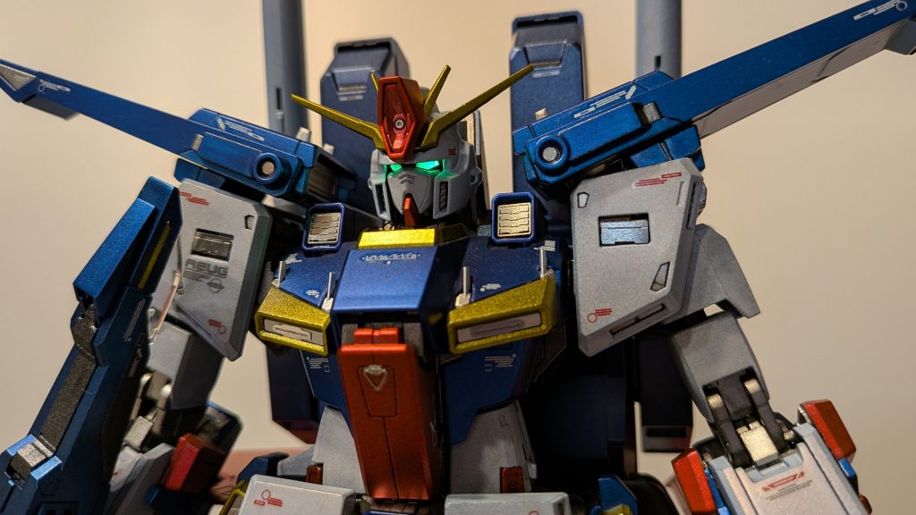 百式と違い眼を光らせるのは余裕！　電池はスペースに余裕のあるバックパックに積んでます。マグネット式です