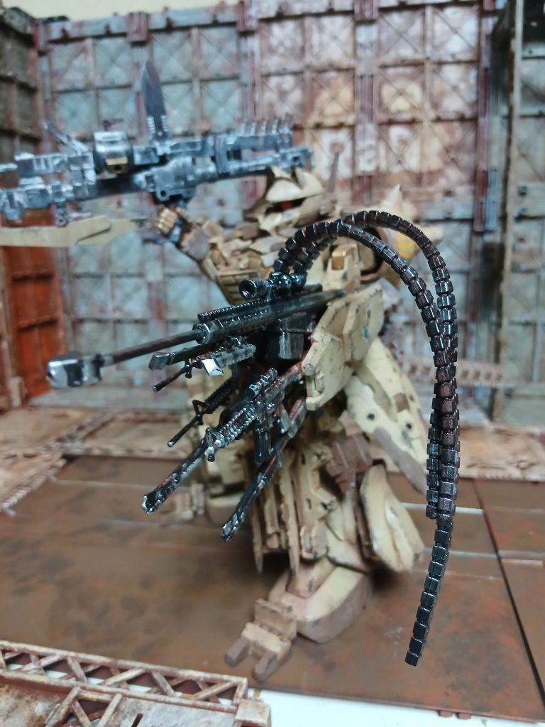 製作途中にも書きましたが、劇場版チェンソマン レゼ編公開中‼️  と言う事でマンガ読み返しました。その結果がこれです、銃の悪魔サイコー‼️100均の銃シリーズ適当に接着、ジッパーイヤホン適当に接着、なんかのシールド適当に接着、左腕適当に完成です‼️