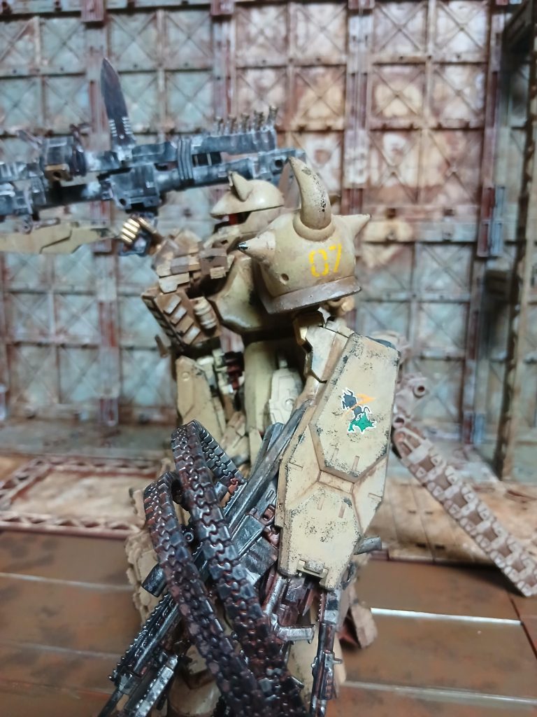 何枚かデカールも貼ってます。100均のシールも持ってますが手軽な反面、ウォッシングするとシールの余白部分に塗料が溜まり、いかにもシール貼りました感が出てしまうので今回は使っていません。