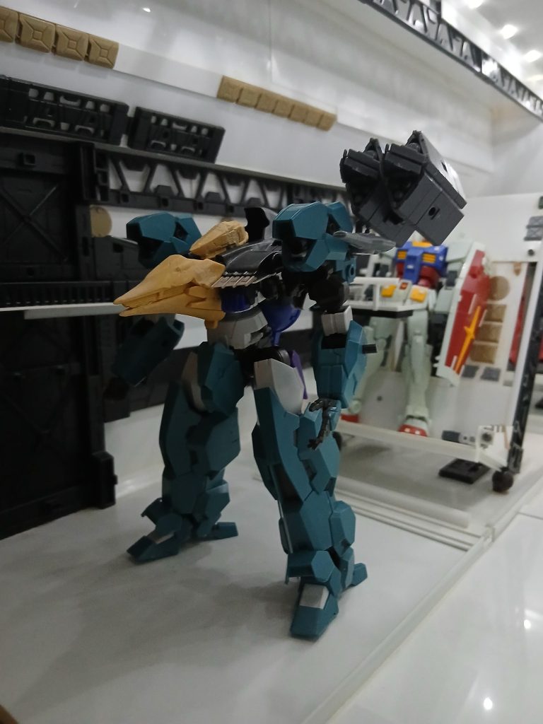 まぁパテなんですけど……アリーヤの頭と胸の出っ張りはお湯まるで複製して、アンサングの選択式で余るパーツをルブリスウルの胴体に被せてます。