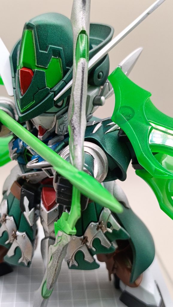 今回は目のシールがどっか行ったので、エクセルで自作したシートを作り、交換式にしてみました。弓を構えたときに目線が変えられるのでよりらそれらしくなりました。