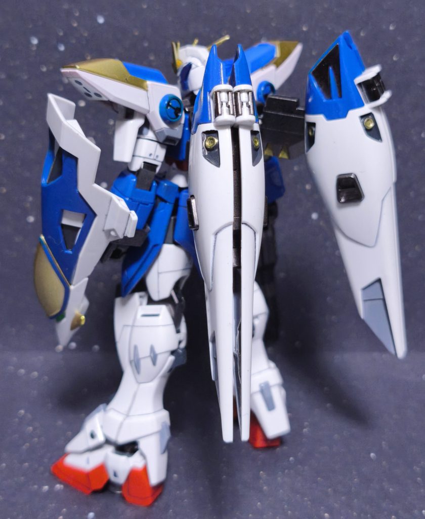 前面・背面単純に色を変更したのみではなく、情報量が増えるようにと、ほぼ白一色の脚部などは2色のグレーを使用して別パーツに見えるように工夫してます。その他、首が短いのが気になりましたのでプラ板で2mmほど延長してます。メイン塗装はエアブラシですが、腰と頭のブルー箇所は筆塗りです、調色は変えてませんが筆塗りした部分は他の青より濃くなってしまいましたね。