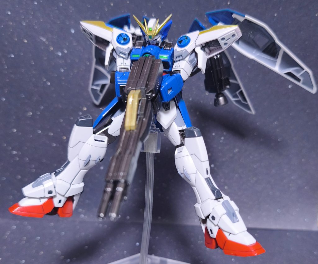 ツインバスターライフルこのバスターほんとかっこいいし、2つを分割してもオーケーという最初見た時はほんとにロマンの詰まった武器で感動しました。ローリング撃ちと劇場版の有名なポージング特に後者は映画の印象が強いからテレビ版のゼロでやれるとちょっと新鮮かも。ちなみにウイングバインダーの裏も白一色だったのでグレーで塗装してます、こう見ると結構目立つので細かいですが頑張って良かった!