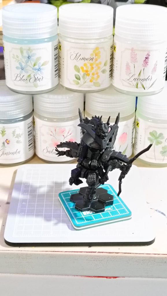 クラッシー&ドレッシーは、ホワイトに薄っすら色がついた塗料で、黒サフの上からドライブラシすると色味が薄く下地として使い勝手良さそうです。