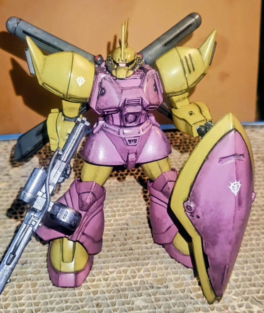 シールドを前に立たせた写真です😊とてもカッコいいです😊シーマ様のゲルググは、初期のHGUCのガンプラですが、とても良く出来てるガンプラだと思います😊