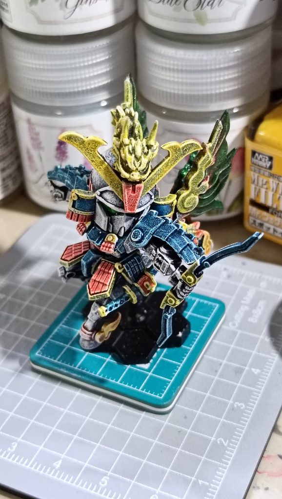 普通はシタデルやファレホでやるようですが、全然使ってなかった水性ホビーカラーの「クラッシー&ドレッシー」という塗料があったので、それとウェザリングカラーを使って似たような事が出来ないか試してみました。