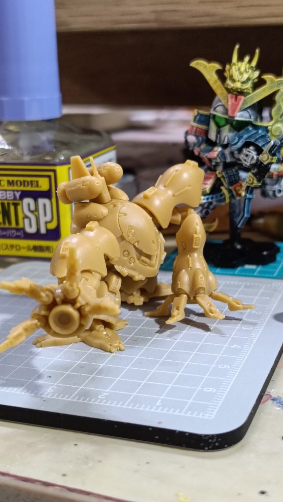 ツルンとしててドライブラシ向きですね。ただしパーツがポロリしやすいので細かい部分は接着してしてます。