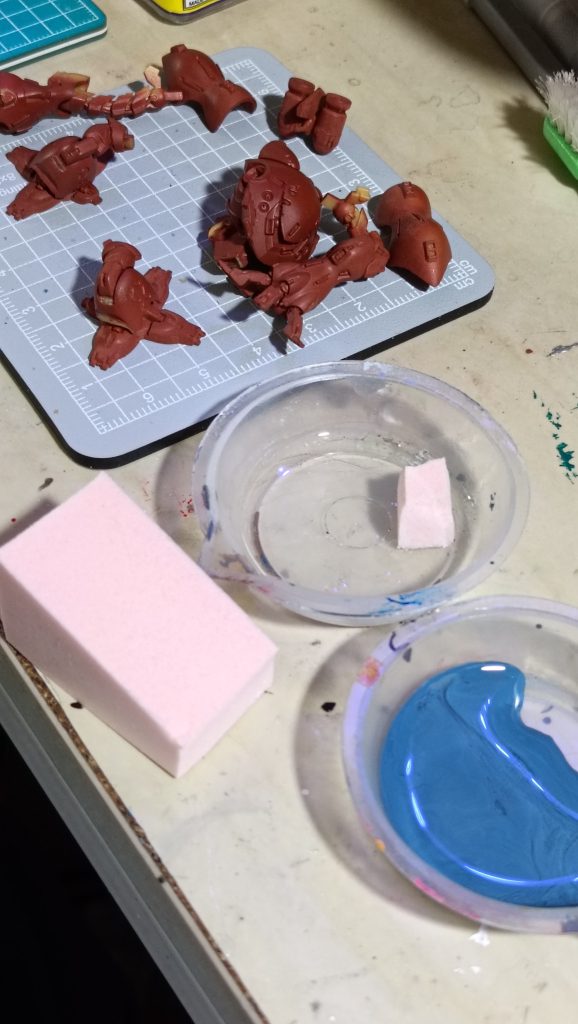 ベースの上からミディアムブルーでスポンジ塗装。メイクスポンジを使いますが、コツは最初に薄め液や水を含ませて絞ってから塗料をつけると色が乗せやすいです。