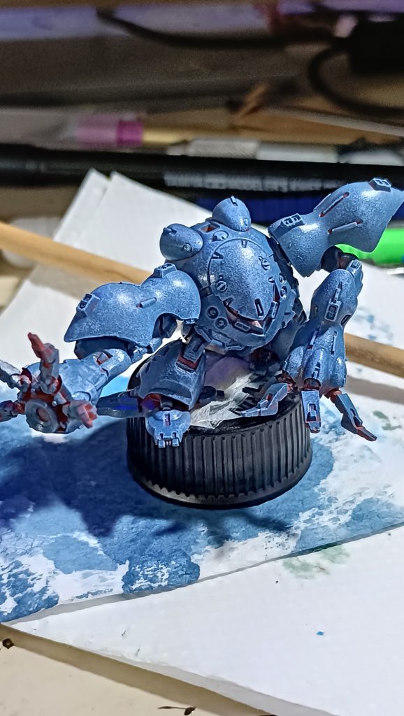 スポンジなので細かい所には下地を残しながら1色乗せた後、より明るい色でドライブラシをします。コレは1回目で水性ホビーカラーのすみれ色でドライブラシした後。