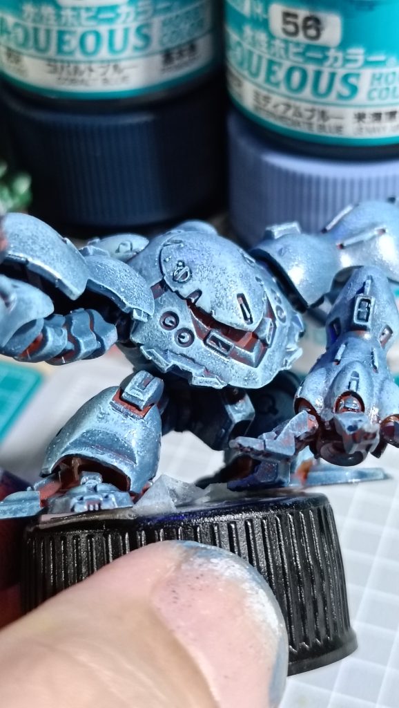 顔や前面、上面ほど重ね塗りした明るい色でグラデーション表現になっています。