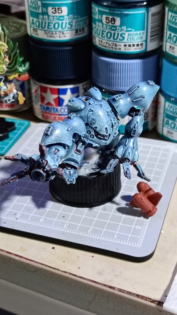 その後、水色とペールグリーンで更にドライブラシを重ねました。バックパックはサフのままです。