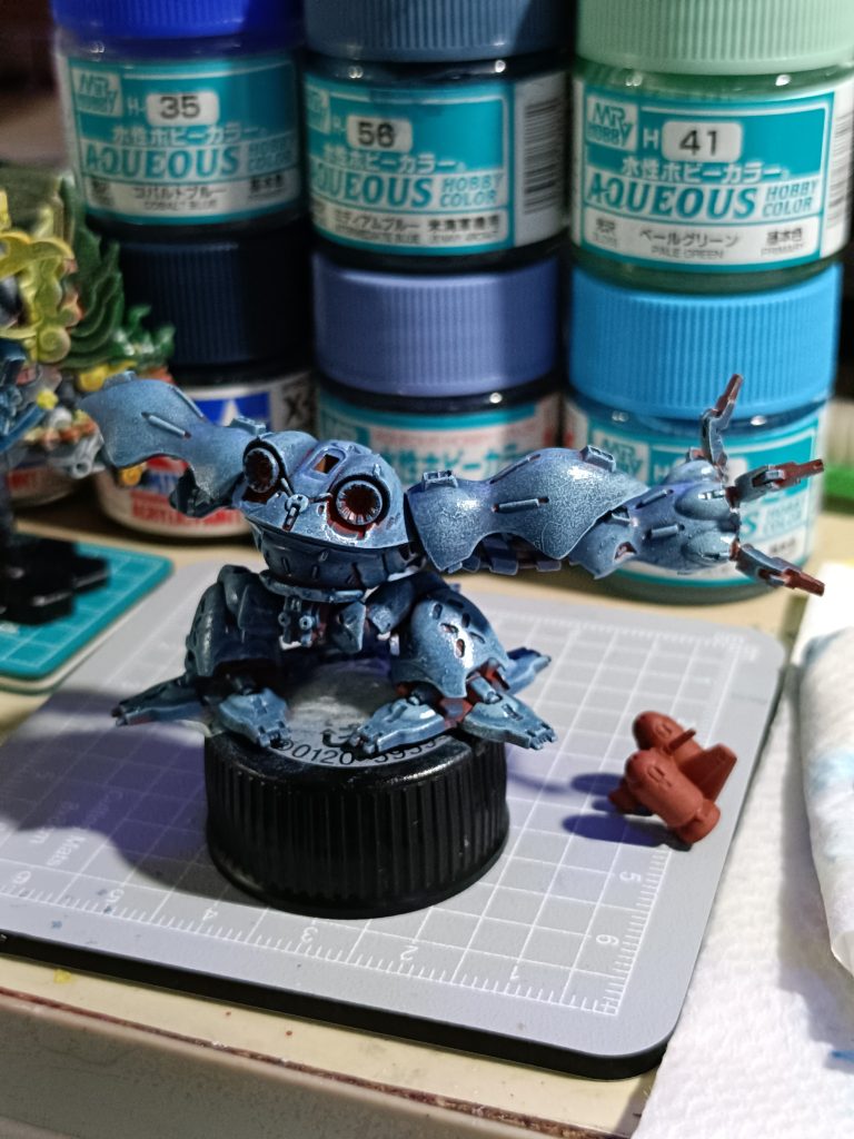 後ろ姿。ひとまず完成。あとはモノアイやクローなど細かい部分を塗装したり、フィルタリングしてみたりノンビリ手を入れていこうと思います。