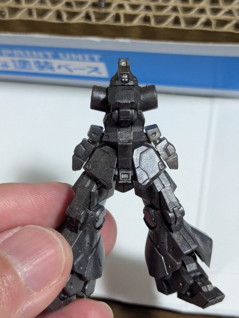 スペリオルディファインのハイゴックを塗った時の、下地焼鉄色に手応えを感じたので今回も同じ方法をとっています。塗装される前のMSをイメージした下地です。