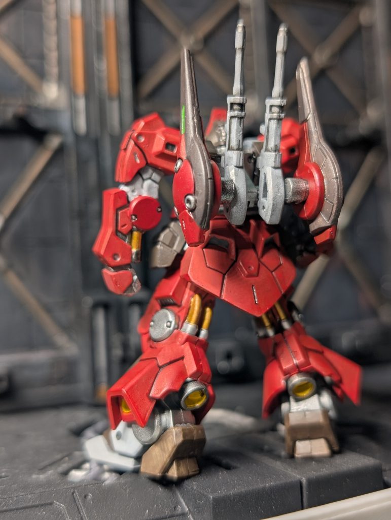 後ろですね。バーニア内部を黄色にして動力パイプをゴールドに塗りましたが、なんか一緒に見えますね…(汗)、あと黄色は薄く均等に塗るのが本当に難しいな何度か筆塗りしてますが思いますね。今回も少し雑な仕上がり