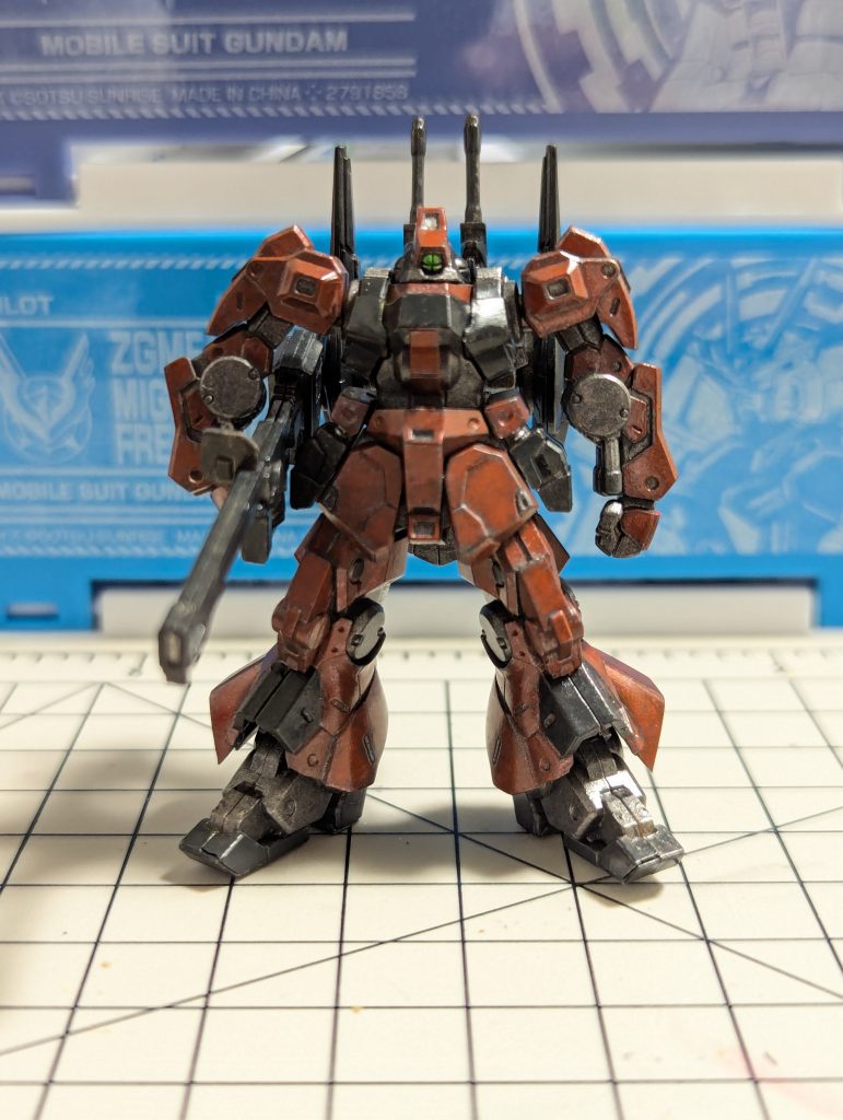 モンザレッドの1層目を適度に残して2層目のモンザレッドを重ね、スミやエッジをやんわり残すことで、控えめにスミ入れしたり汚したように見えるのが気に入っています。