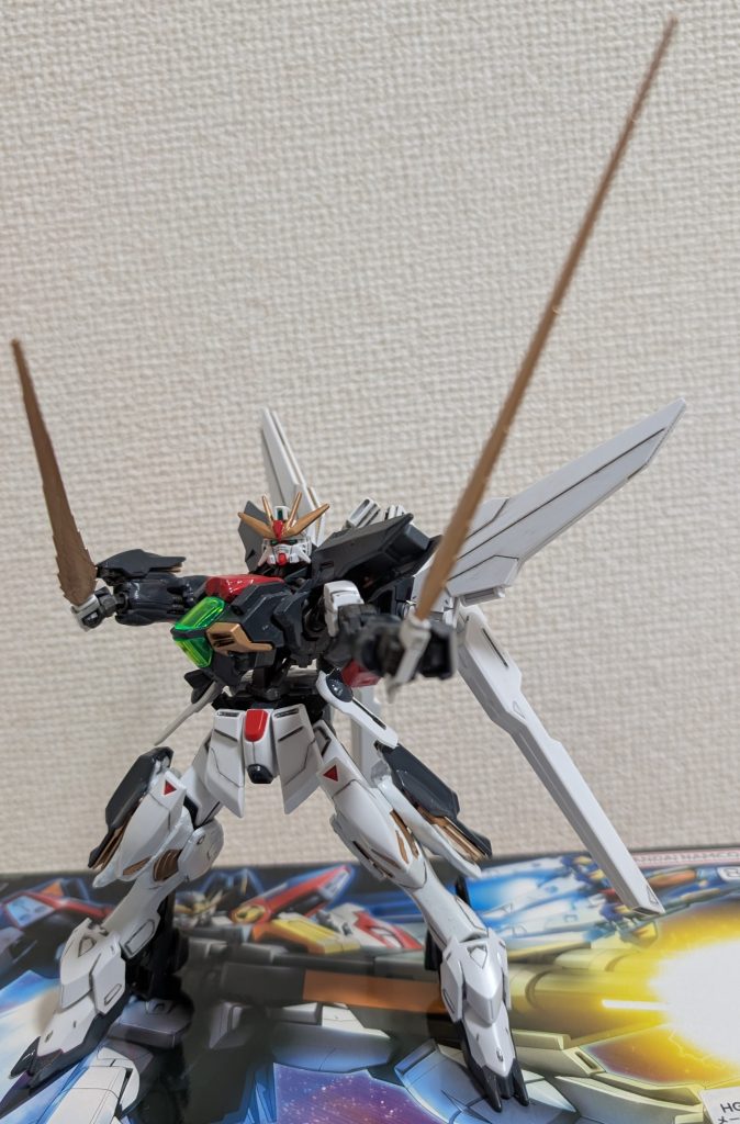 「オロバス」としての武器、ビームサーベルをリペイントした実体剣です。名付けて「オロバスセイバー」。