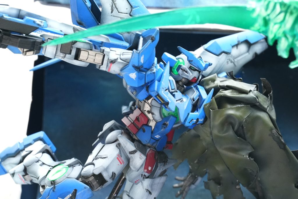 マントは配管テープで自作しなんちゃってリペアにしてます剣閃エフェクトはプラ板やパテで自作しました ビルドストライクと同様にブラック&ホワイト塗装もやってます