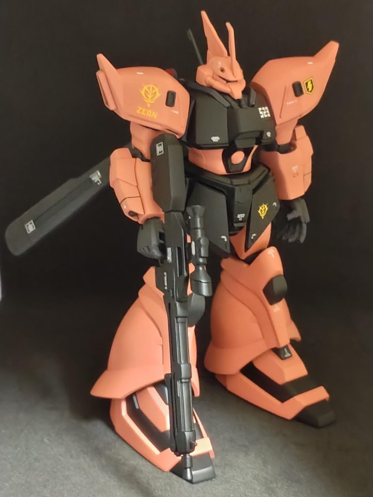 腕だけ後ハメ加工しました。塗装はシャアピンクに少し赤を混ぜて塗装。ボディはブラックで塗装しました。