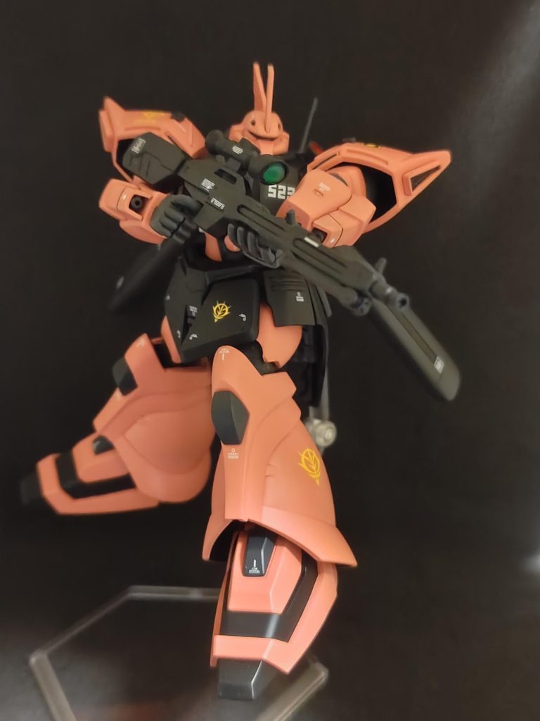 武器の合わせ目消しが結構大変でした。スコープにはウェーブのクリアグリーンのパーツを着けてみました。