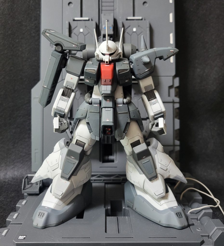 スタイル改修の内訳は、お腹の白いパーツが細いので、4mm幅増し。足首が浮いた感じに見えるので足首の位置を4mmほど外側へ。腰の前掛けを3mm延長。左肩のシールド位置を1mm下げ。頭部モノアイの隙間を上下に狭めました。これで違和感なく見れるようになりました。知らんけど!