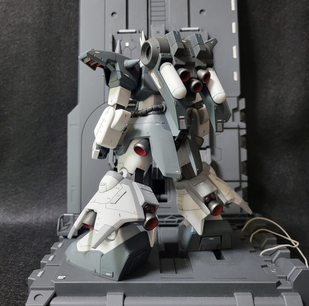 合わせ目がいろんな所にあって、しかも面が揃ってなかったり、さらにヒケ?なるものも結構あり…。普段しないヤスリがけをいっぱいやりました。でもまだ合わせ目残ってるし(爆)