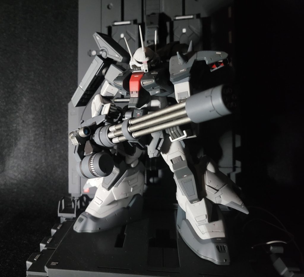 重モビルスーツらしく、ドッシリとしたシルエット。大きな武器が似合いますね!