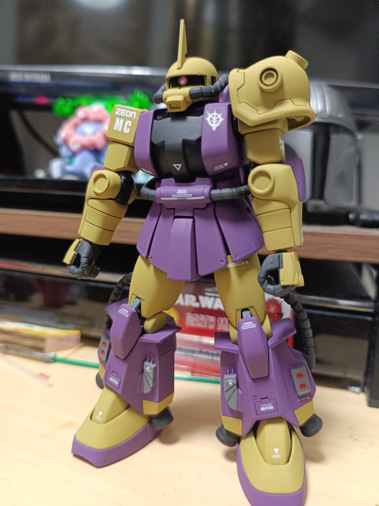 元の機体から1部装甲がオミットされているという設定があるらしく右肩シールド、左肩スパイクを外してモールドを追加右肩の「MC」は所属部隊のジオン軍海兵隊の英語訳Zeon Marine Corpsの略です