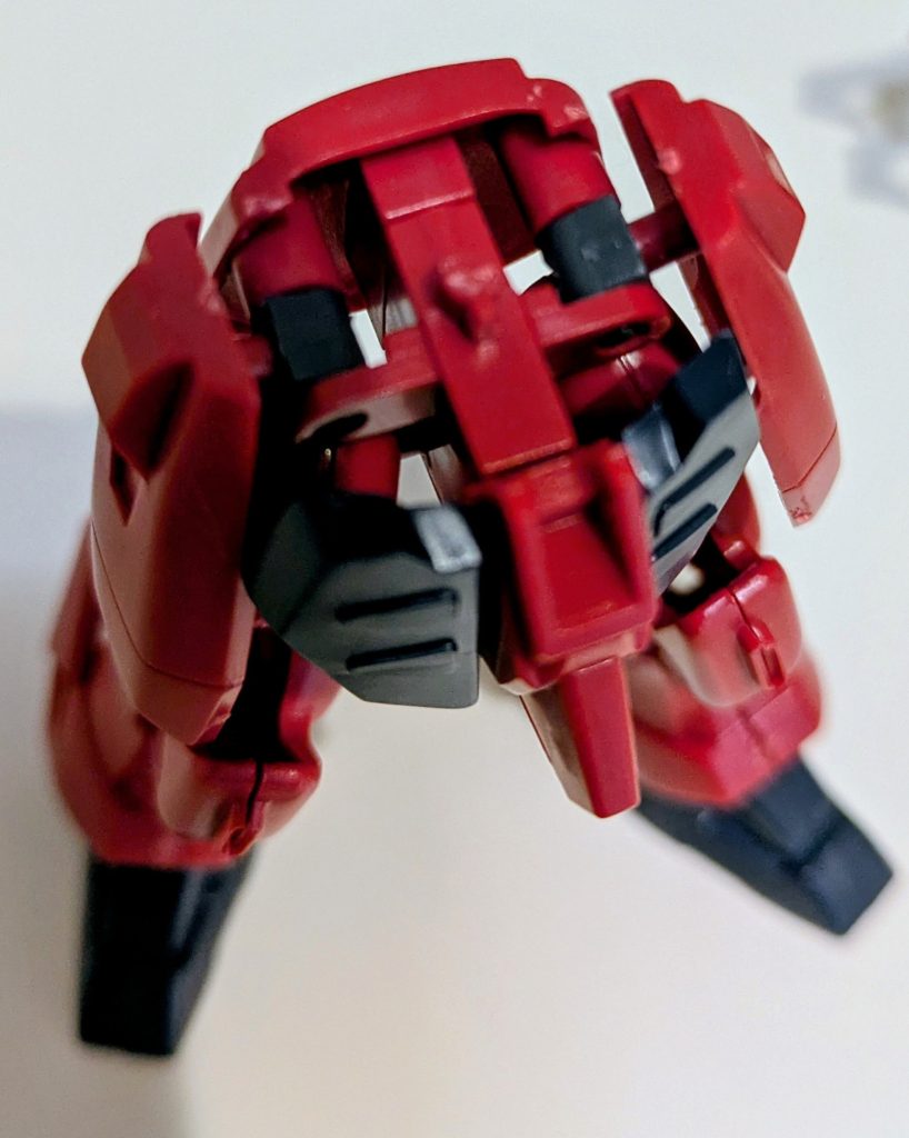 可動に関しては旧キットらしい、腕と足と首の可動がありました。しかし、写真のように腰の接続部は可動しないような作りのため腰回りの可動は死んでいます。