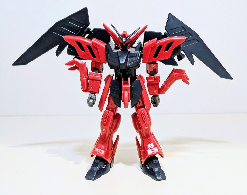 羽を広げた状態。今回のキットは羽と腕、腹の部分のギミックが特徴です。羽を広げると思ったより大きくなるのが、素晴らしいポイントです。