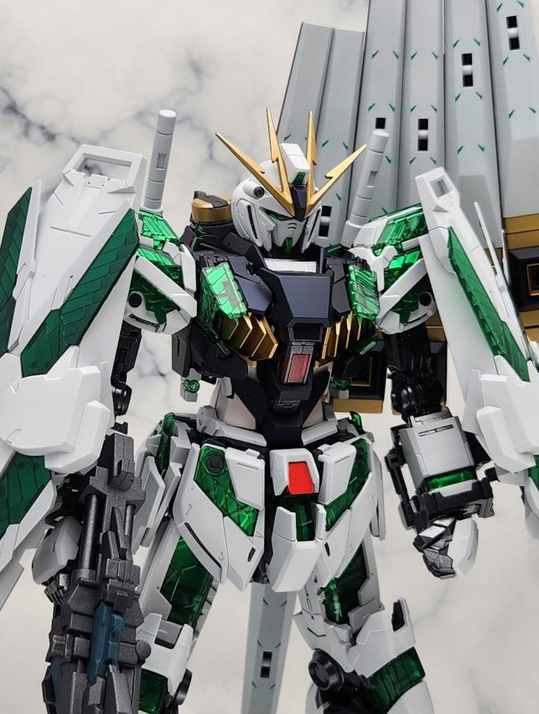 右手シールドのサイコフレームは、パーツが足りなかったのでクリアピンク成型色を使用しました。show upのワンドロップキャンディメロンで覆って誤魔化したので、少し濃いです。普通のクリアグリーンでは歯がたちませんでしたwワンドロキャンディはクリアかつ粒子入りなので下地の影響をごまかせるしキラキラ感もでるのでお気に入りです。