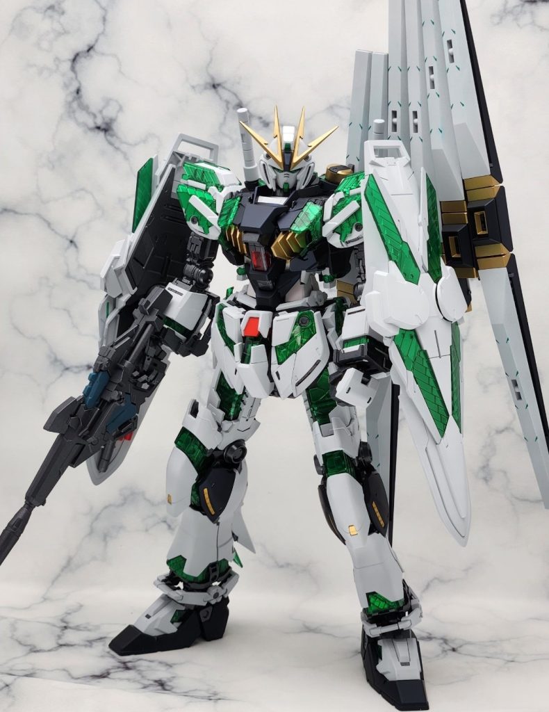 これがやりたかった3バナージ要素として、ビームマグナムとダブルシールド仕様です。ナラティブサイコフレームのモールドを活かすために、凹凸側(裏)からガイアのプレミアムチタンシルバーを吹き、その後両面をクリアグリーンでコーティングしています。透明感も残しつつ、変に透けすぎていない仕上がりになって満足です。