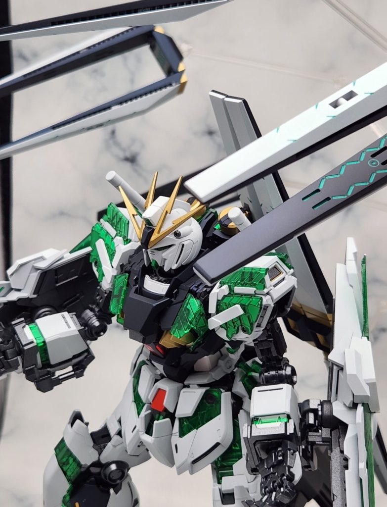 ポーズその1。行けっ！ファンネル！せっかくなのでνガンダムのアクションベースを使って(隣に置いて)ファンネルポーズ。